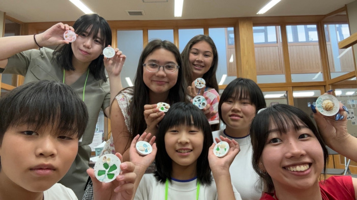 児童生徒と教職課程の学生が一緒になってアロマストーンづくりをおこなった